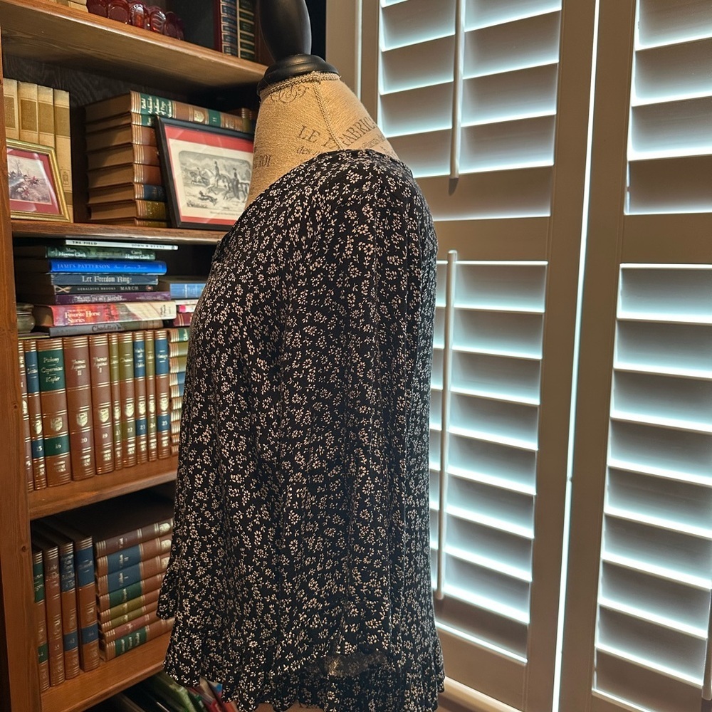 Elegant Black and White Floral Blouse - Picture 2 of 8